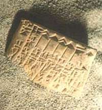 Tablilla de arcilla con escritura cuneiforme.