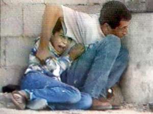 Un padre palestino protege a su hijo durante un  tiroteo. Instantes después fueron muertos por el ejército israelí