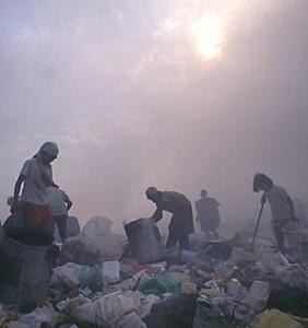Niños buscando reciclables en la basura de Payatas